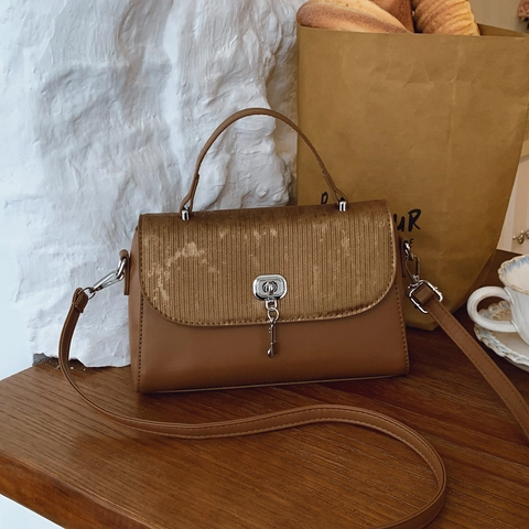 Retro Women Messenger Bag PU Leather Textured Flap Metal Lock Key Pendant Adjustable Strap Chic Crossbody Handbag