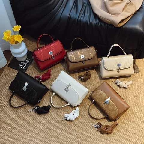 Retro Women Messenger Bag PU Leather Textured Flap Metal Lock Key Pendant Adjustable Strap Chic Crossbody Handbag