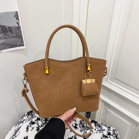 Dames Minimalistische PU Leer Tote Tas Grote Capaciteit Handtas Schouder Crossbody Tas Met Gouden Hardware Mini Bedeltje