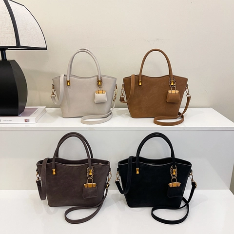 Dames Minimalistische PU Leer Tote Tas Grote Capaciteit Handtas Schouder Crossbody Tas Met Gouden Hardware Mini Bedeltje
