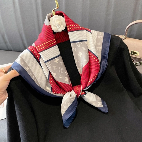 Foulard in Raso Patchwork con Stampa Orso e Lettere Elegante Sciarpa Quadrata Effetto Seta per Donna Decorazione Stile Francese
