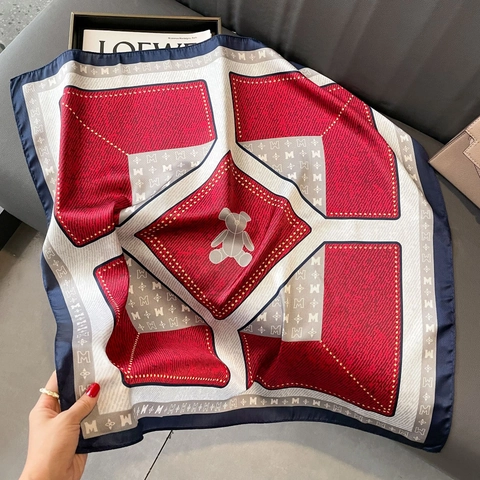 Foulard in Raso Patchwork con Stampa Orso e Lettere Elegante Sciarpa Quadrata Effetto Seta per Donna Decorazione Stile Francese