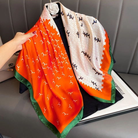 Grande Foulard Quadrato In Raso Elegante Stampa Geometrica Arancione Bianco Griglia Avvolgente Donna Viaggio Mare Accessorio