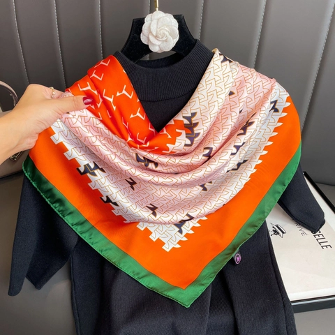 Grande Foulard Quadrato In Raso Elegante Stampa Geometrica Arancione Bianco Griglia Avvolgente Donna Viaggio Mare Accessorio