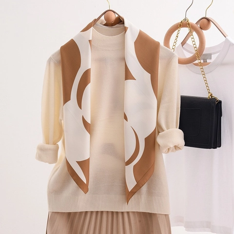 Foulard Quadrato in Satin con Stampa Rose Romantico Francese Donna Elegante Motivo Camelia Grande Scialle Avvolgente Moda