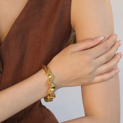 Brazalete De Acero Inoxidable Con Ondas Irregulares Chapado En Oro De 18 Quilates Minimalista Artístico Abierto