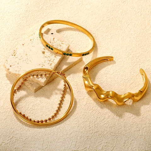 Irregulärer Wellen Armreif Edelstahl 18K Vergoldet Perlenkette Armband Mit Grünem Zirkon Für Frauen Minimalistischer Stil
