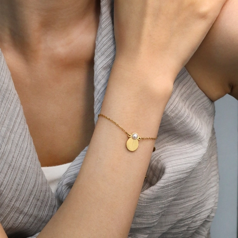 Stainless Steel Artificial Pearl Bracelet For Women Gold Plated Scallop Shell Pendant Elegant Summer Jewelry