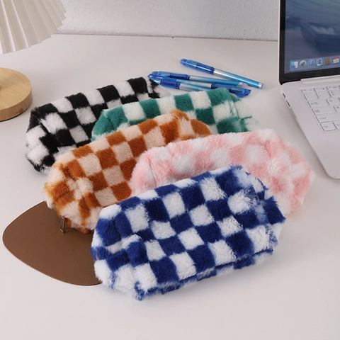 Astuccio in Peluche a Scacchiera Grande Capacità Borsa da Trucco Morbida Pelliccia Sintetica Custodia Chiusura a Cerniera Scuola Ufficio Borsa di Cancelleria