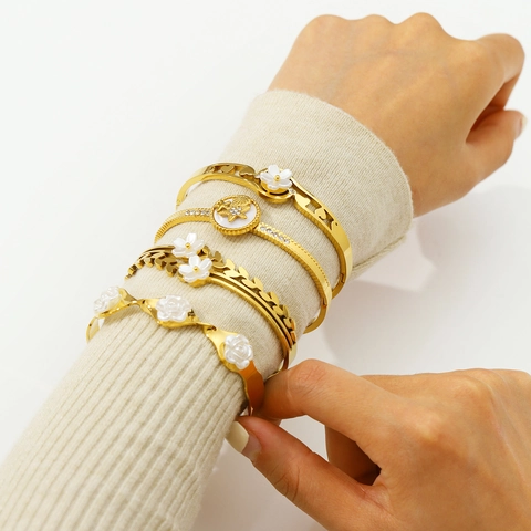 Bracciale Rigido In Acciaio Inossidabile Placcato Oro 18K Fiore Bianco Stella Marina Cuore Gioielli Impermeabili Ipoallergenici