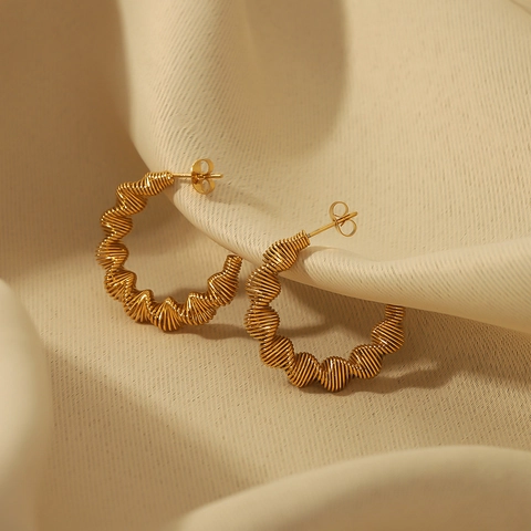 Orecchini A Cerchio A Forma Di C In Acciaio Inossidabile Placcato Oro 18K Con Texture A Spirale Intrecciata Stile Ins