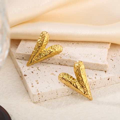 Hammered Heart Stud Earrings 18K Gold Plated Stainless Steel V Shaped Textured Minimalist Jewelry For Women