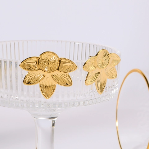 Bloem Oorknopjes 18K Verguld Roestvrij Staal Getextureerde Bloemblaadjes Floraal Ontwerp Elegante Retro Stijl Voor Dames