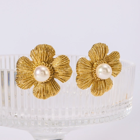 Orecchini A Lobo Con Petali Di Fiori Opachi Acciaio Inossidabile Placcato Oro 18K Perla Artificial Stile Vintage Per Donna