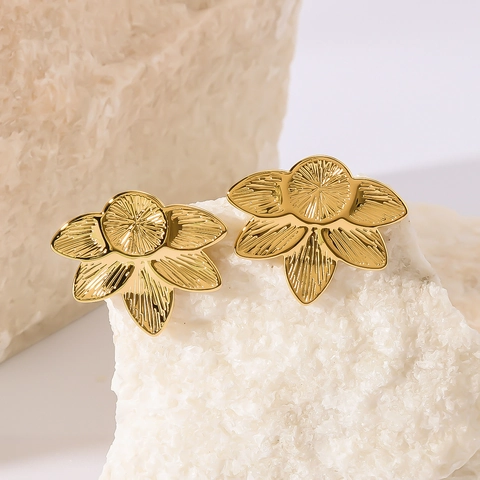 Bloem Oorknopjes 18K Verguld Roestvrij Staal Getextureerde Bloemblaadjes Floraal Ontwerp Elegante Retro Stijl Voor Dames
