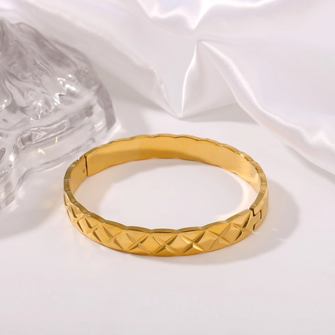 Bracciale Rigido Largo Con Motivo Trapuntato Placcato Oro 18K Acciaio Inossidabile Design Di Nicchia Texture A Griglia Per Donna