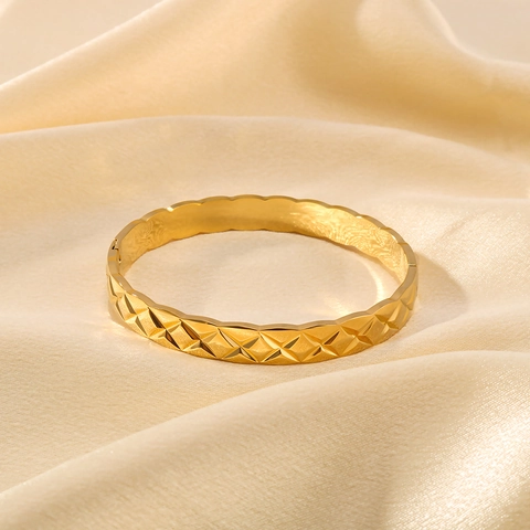 Bracciale Rigido Largo Con Motivo Trapuntato Placcato Oro 18K Acciaio Inossidabile Design Di Nicchia Texture A Griglia Per Donna