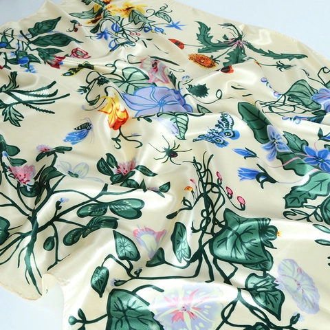 Eleganter Satin Quadratischer Schal Mit Blumen Und Schmetterlingsdruck Luxus KunstSatin Kopftuch Hijab Für Damen Dekoratives Halstuch