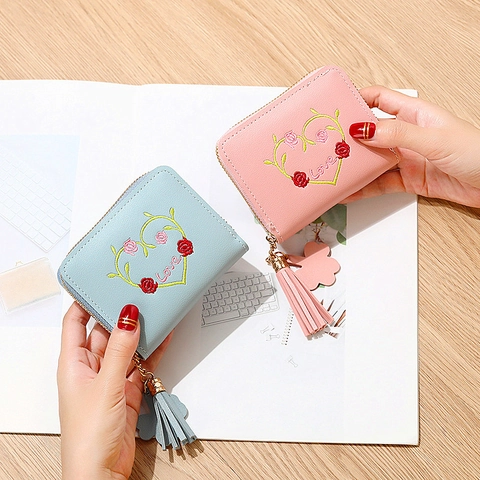Mini Portefeuille Femme Broderie Cœur Petit Porte Monnaie en Cuir PU avec Fermeture Éclair Gland et Charme de Fleur