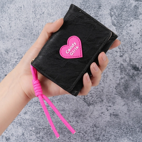 Mini Portafoglio da Donna con Patch a Cuore in Pelle PU Slot per Carte Multipli Portamonete Corto con Cordino