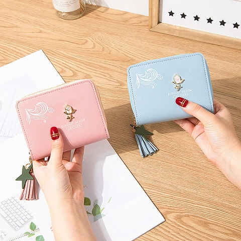 Süße Kurze Damen Brieftasche Mit Reißverschluss Elegante PU Leder Münzbeutel Mit Rosen Metallschnalle Quaste Sternenanhänger Kreditkartenhalter
