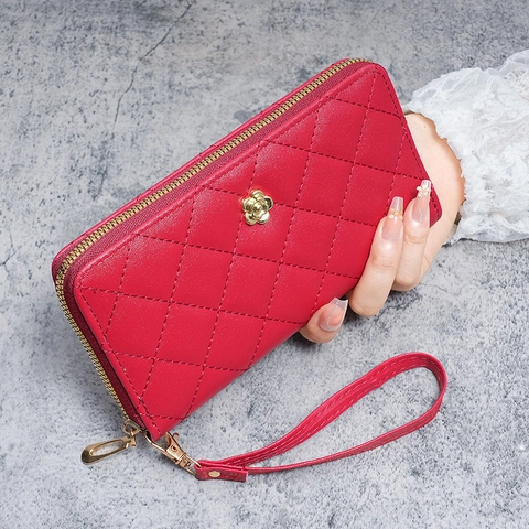 Portefeuille Long pour Femme en Cuir PU Matelassé Losange Pochette avec Bracelet Sac de Téléphone avec Décoration Fleur en Métal et Fermeture Éclair