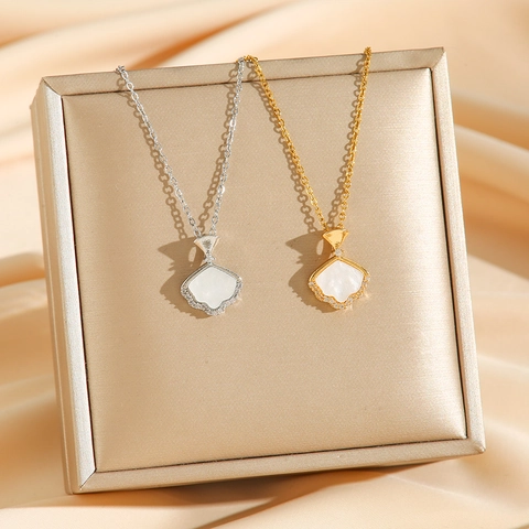 Waaiervormige Hanger Ketting Titaniumstaal Wit Kunstparelmoer Zirkoon Inleg Elegante Sieraden Voor Dames Kleurvast