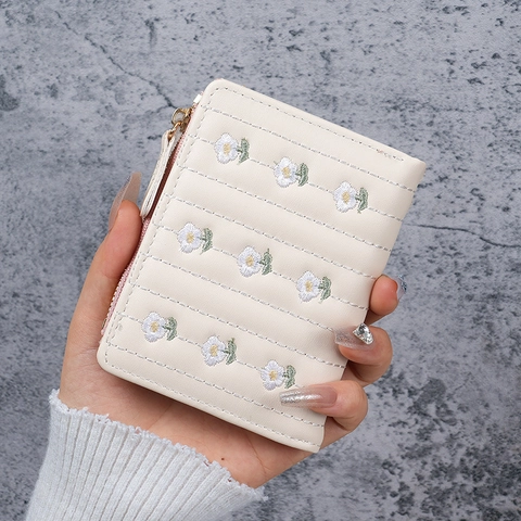 Women's Short PU Leather Wallet Fresh Daisy Embroidery Zip Coin Pocket Slim Bi-fold Credit Card Holder Purse Fresh Sweet Gift