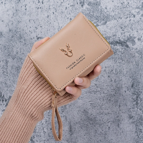 Damen Trifold Geldbörse PU Leder Kurze Hirschgeweih Metall Deko Reißverschluss Münzfach Mini Kartenhalter Mit Handschlaufe