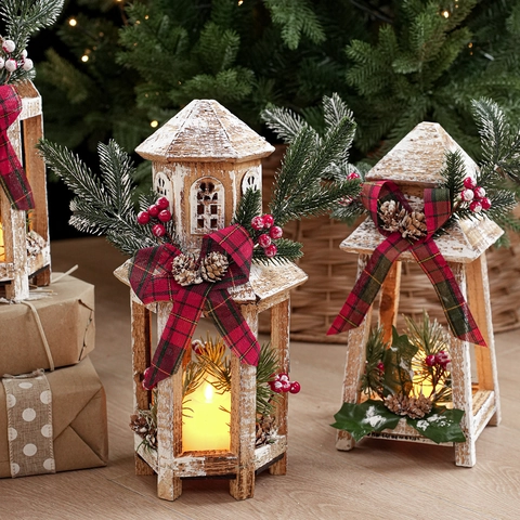 Lanterna Di Natale In Legno Invecchiato Decorazione Con Candela LED Fiocco Scozzese Pigna Bacca Retro Arredo Tavolo