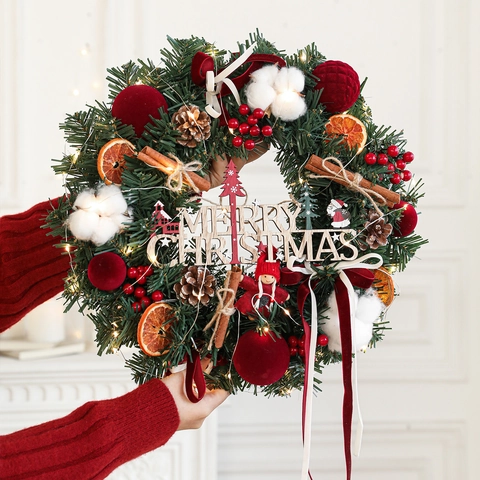 Χειροποίητο Χριστουγεννιάτικο Στεφάνι Με Φωτάκια LED Ξύλινη Επιγραφή Merry Christmas Τεχνητές Βελόνες Πεύκου Κόκκινα Μούρα Βαμβάκι Κανέλα Για Διακόσμηση Πόρτας Τοίχου
