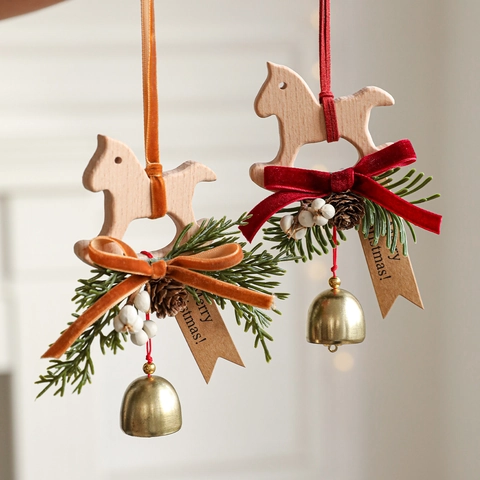 Ciondolo Natalizio a Forma di Cavallo a Dondolo in Legno Con Campanello Fiocco in Velluto Aghi di Pino Pigna per Decorazione Albero di Natale Porta Parete Stile Nordico Rustico