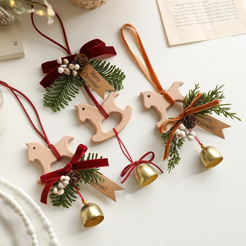 Ciondolo Natalizio a Forma di Cavallo a Dondolo in Legno Con Campanello Fiocco in Velluto Aghi di Pino Pigna per Decorazione Albero di Natale Porta Parete Stile Nordico Rustico