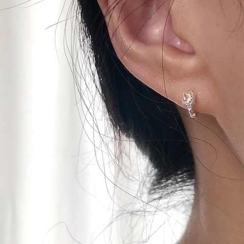 Orecchini A Cerchio Huggie Con Zircone Quadrato In Rame Gioielli Geometrici Con Perno In Argento Per Donna