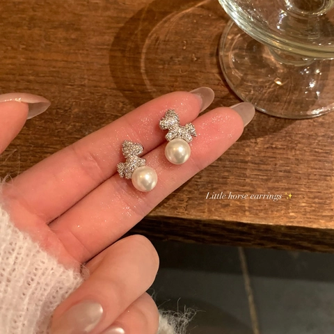 Boucles D'oreilles Puces Künstliche Perle Petit Cheval Femmes Cuivre Zircon Micro Pavé Forme Animale Bijoux Rétro