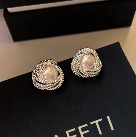 Koperen Onregelmatige Driehoek Kunstparel Oorknopjes Met Gedraaid Metaalvlechtwerk Voor Vrouwen Franse Vintage Stijl Sieraden