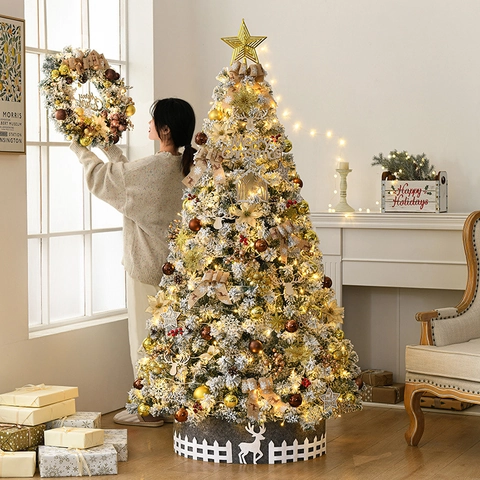 Árbol De Navidad Flocado Con Tiras De Luces LED Ornamentos Lazos Estrella Y Falda De Árbol Efecto Nieve Artificial