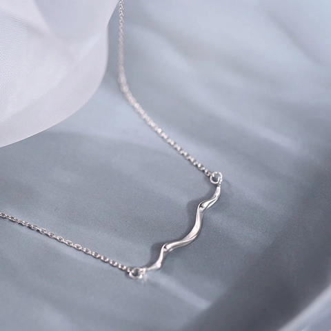 Minimalistische Wellen-Anhänger-Halskette Aus Versilbertem Kupfer Elegante Schlüsselbeinkette Geometrischer Schmuck