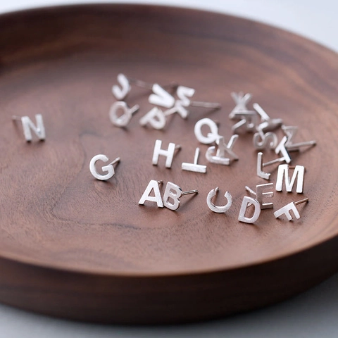 Orecchini A Lobo Con Lettera Iniziale Minimalista Rame Placcato Argento Trama Spazzolata Gioiello Personalizzato Per Donna