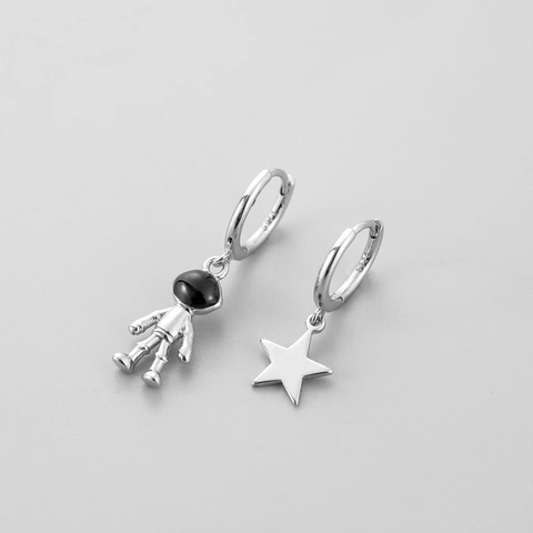 Asymmetrische Astronaut Stern Creolen Messing Mit Silver Earring Post Schwarz Emaille Planet Universum Stil Schmuck Damen