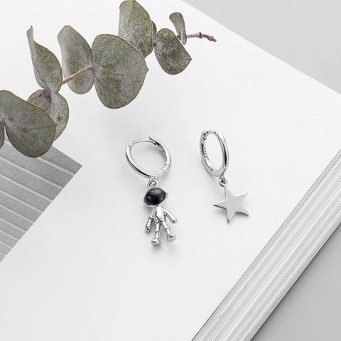 Asymmetrische Astronaut Stern Creolen Messing Mit Silver Earring Post Schwarz Emaille Planet Universum Stil Schmuck Damen