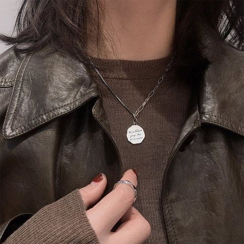 Asymmetrische Kette Damen Versilbert Unregelmäßiger Achteckiger Anhänger Französische Gravur Geometrischer Schmuck