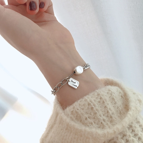 Retro Gespleißtes Kettarmband Mit Good Luck Rechteckiger Platte Rundem Anhänger Minimalistischer Versilberter Schmuck
