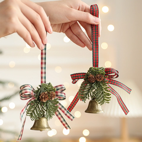 Ornamento Appeso Campana Di Natale Retro Ferro Metallo Con Fiocco In Tessuto Quadri Pigne Aghi Per Decorazione Festiva Casa