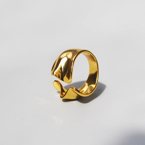Ästhetischer Minimalistischer Unregelmäßiger Wellen Offener Ring Vergoldetes Kupfer Verstellbarer Flüssigmetall Schmuck