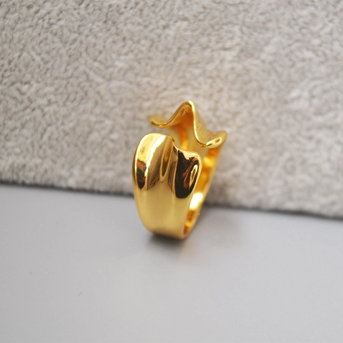 Ästhetischer Minimalistischer Unregelmäßiger Wellen Offener Ring Vergoldetes Kupfer Verstellbarer Flüssigmetall Schmuck