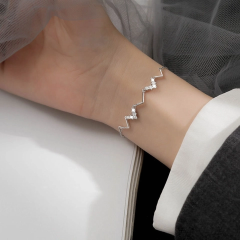 Bracciale Minimalista Onda Del Battito Cardiaco Rame Placcato Argento Con Zirconia Gioielli Eleganti Scintillanti Per Donne