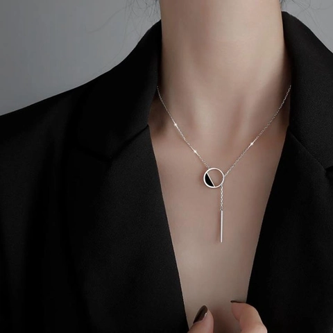 Collana A Y In Rame Placcato Argento Minimalista Con Cerchio Geometrico Nero E Pendente A Barra Verticale Da Donna