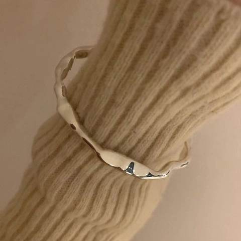 Minimalistischer Armreif Mit Unregelmäßiger Textur Versilbertes Kupfer Flüssigmetall-Stil Geometrischer Schmuck Damen
