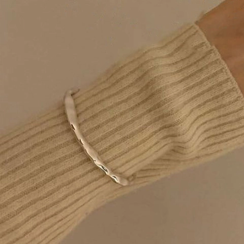 Minimalistischer Armreif Mit Unregelmäßiger Textur Versilbertes Kupfer Flüssigmetall-Stil Geometrischer Schmuck Damen